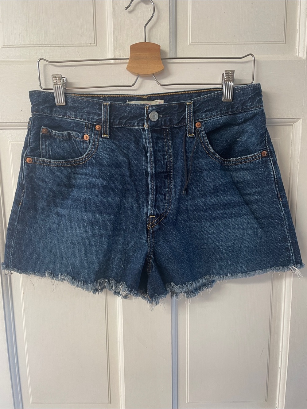 Levi’s button fly dark wash raw hem ribcage jean shorts women’s size 31